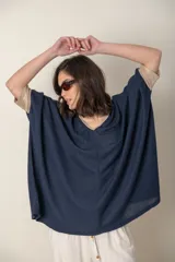 Blusa italiana color crema, tipo poncho, con escote en V con lurex, mangas 3/4 y puños ajustados.