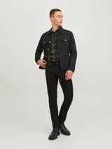 Pantalón de jean negro de corte tapered, con cinco bolsillos y cierre con botón.