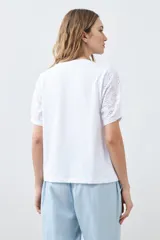 Remera roja de algodón con cuello redondo y mangas cortas con detalle de broderie. Corte clásico.