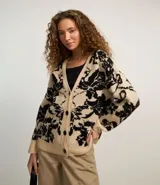 Cardigan largo de punto color beige con estampado floral en negro, escote en V, cierre abotonado y mangas largas.