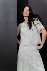 Pollera midi de tul gris con lentejuelas plateadas.