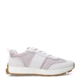 Zapatillas deportivas acordonadas color beige con detalles en blanco y suela marrón.