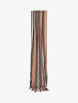 Bufanda tipo chalina de tejido de punto con diseño de ondas en tonos marrón, beige y negro. Tiene flecos en los extremos.