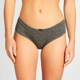 Pack de tres culotes de algodón con diferentes estampados: uno blanco con estampado de flores pequeñas, uno negro con borde de encaje y uno gris con estampado animal print.