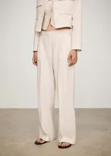 Pantalón de tiro medio con diseño a rayas verticales, corte recto y largo. Confeccionado en tejido mezcla de algodón y lino con forro interior.