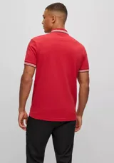 Remera polo de algodón color celeste, con corte regular y detalles en el cuello.