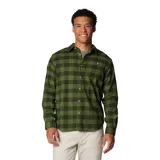 Camisa de franela a cuadros verde y negro, de manga larga, con bolsillo en el pecho con cierre de botón.