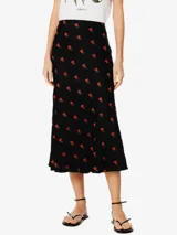 Falda midi negra con estampado de rosas rojas bordadas.