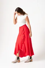 Pollera midi roja con cintura elastizada y volados en diagonal.
