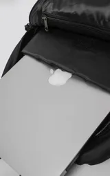 Mochila grande de color negro, confeccionada en tejido tracker waterproof. Presenta un bolsillo exterior pequeño, bolsillo principal con bolsillo interior con cierre y división para notebook. Las tiras son regulables y tanto ellas como la espalda son acolchadas.