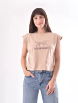 Remera color beige con mangas cortas y cuello redondo. Estampado frontal con la frase "Save the Wildlife" y la silueta de un leopardo.