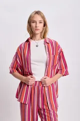 Camisa de manga corta con diseño a rayas verticales en tonos fucsia, naranja, blanco y marrón.