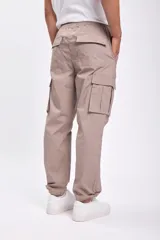 Pantalón jogger color verde con bolsillos cargo laterales, cintura elástica ajustable con cordón y tobillos ajustados.