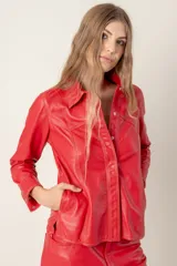 Camisa verde militar de cuero ovino italiano, hecha a mano en Uruguay. Sin forro, con broches en frente y puños, bolsillos a los costados.