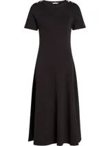 Vestido midi negro de algodón con cuello redondo, mangas cortas y corte evasé. Presenta detalles de botones dorados en los hombros y logo de la marca bordado en la manga.