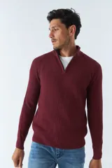 Sweater borgoña de punto acanalado, con cuello alto y medio cierre frontal.