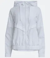 Campera deportiva rompevientos blanca con capucha, cierre frontal y bolsillos laterales.