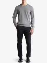 Sweater de algodón pima color gris, con cuello redondo y mangas largas.