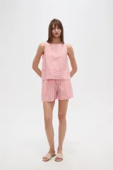 Musculosa de lino a rayas verticales en tonos beige y blanco, de corte recto con cuello a la base.