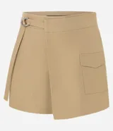 Bermuda color beige de corte sastrero, con hebilla en la cintura, diseño cruzado y bolsillos delanteros.