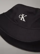 Gorro tipo bucket Calvin Klein color negro, confeccionado en sarga de algodón con logo CK bordado en blanco en el frente.