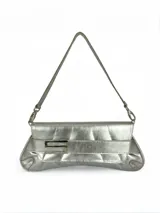 Cartera plateada con asa de cuero y cadena.