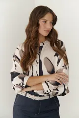 Camisa beige con estampado abstracto en tonos marrones y negros, cuello mao y mangas 3/4.