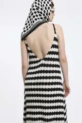 Vestido largo de punto con rayas horizontales blancas y negras, breteles finos y falda acampanada.