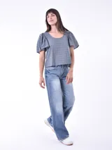 Blusa color blanco con mangas cortas abullonadas y calado con pequeños orificios.