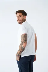 Polo blanco de manga corta con logo estampado y cierre parcial con botones. Corte regular.