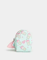 Monedero llavero de color celeste con estampado de vasos de matcha y corazones. Tiene cierre superior con cremallera y un dije colgante en forma de corazón rosa.