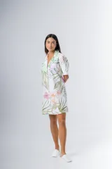 Camisa corta de algodón estampado con cuello clásico, abotonada adelante con vivo y mangas cortas.