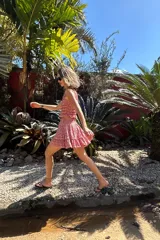 Minifalda con estampado vichy en color rojo y blanco, con volados en el ruedo y cintura elastizada.