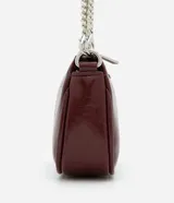 Bolso baguette pequeño de material sintético texturizado color borgoña con asas de cadena.