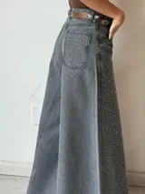 Pantalón de jean gris de corte ancho con apliques de strass blancos.