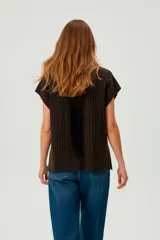 Chaleco sin mangas color marrón oscuro, de tejido de punto con diseño de ochos y rombos en el frente.