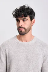 Sweater de tejido de punto color gris claro jaspeado, con cuello redondo y manga larga.