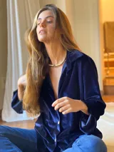 Camisa de terciopelo azul con botones delanteros y corte cómodo, ideal para múltiples estilos.