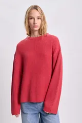 Sweater rojo de punto inglés con cuello redondo y mangas largas.