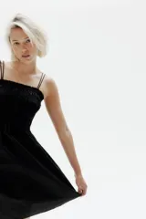 Vestido corto negro de algodón con cuerpo fruncido, escote cuadrado y breteles spaghetti dobles.