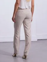 Pantalón blanco de gabardina elastizada, marca Zac & Rachel, con bolsillos delanteros y traseros.