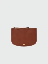 Clutch Longchamp modelo Épure, color marrón cuero, con cierre de broche metálico dorado.