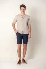 Camisa de lino color beige, corte hawaiano, manga corta y cuello americano.