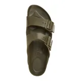 Sandalias Birkenstock Arizona EVA, color verde oliva, con dos correas ajustables con hebillas y plantilla anatómica. Fabricadas en goma EVA, resistentes al agua y ultraligeras.