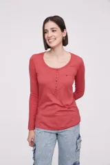 Remera de algodón color rojo, de manga larga con botones en la parte frontal.