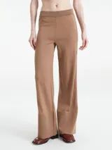 Pantalón de tejido de punto color marrón, con cintura elástica y corte relajado.