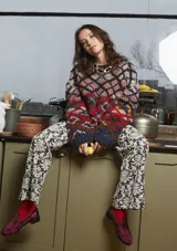 Pantalón de tela jacquard con estampado de arabescos en blanco y negro. Tiro medio/alto, botón y cierre delantero con corte semi wide leg.