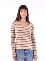 Remera color beige con rayas horizontales negras, escote en V con botones y mangas largas.
