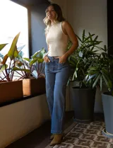 Jean wide leg de tiro alto, color azul, con pretina con pasadores, botón y cierre. Presenta bolsillos delanteros y traseros.
