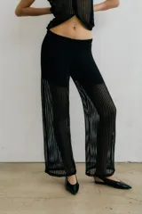 Pantalón de red con forro color marrón, blanco y negro, de corte palazzo.